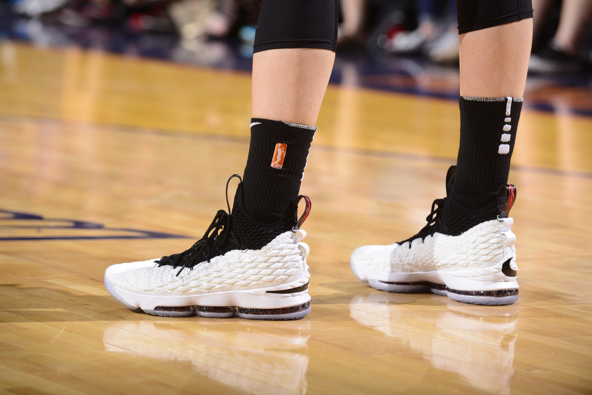 Lebron 15 low graffiti sales