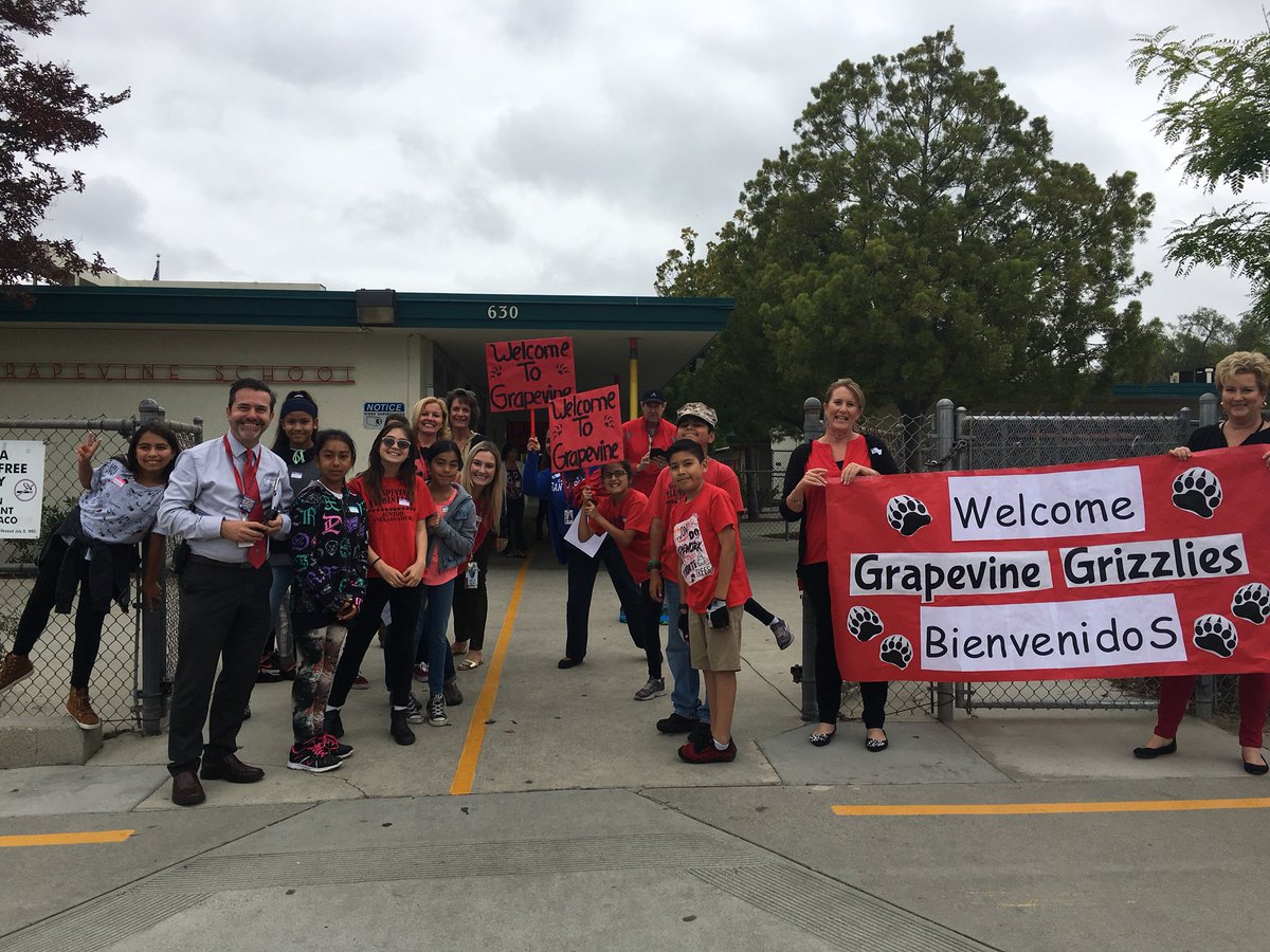 olavide_rafa's tweet photo. Ready to welcome our new students to @Grapevine_VUSD @Olive_Falcons @stephvasquez25 Listos para dar la bienvenida a nuestros nuevos estudiantes @Grapevine_VUSD de la escuela @Olive_Falcons https://t.co/0PMZgdAVpd