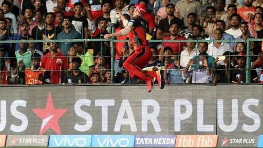 Brh__17's tweet image. This catch must be the real reason for ABDs retirement. DC probably convinced him to quit cricket and be a full time superman.