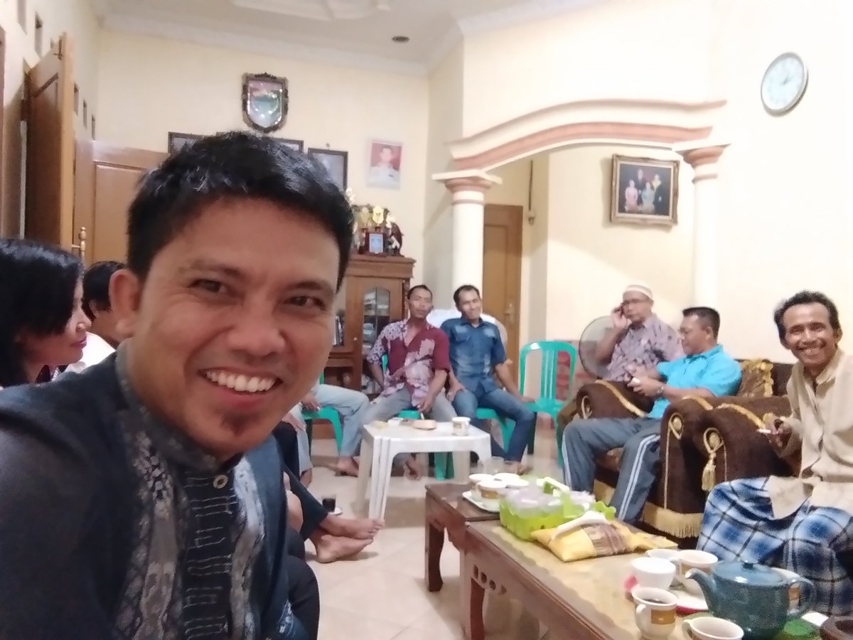 AndiAryandi11's tweet photo. Fasilitasi PENGURUS BUMPEKON kiluan sejahtera Bersama KEPALA Pekon DAN PENGURUS Harian PAM dlm rabgka serahterima aset BUMPEKON berupa PAM PEKON https://t.co/n3YehYbDWu