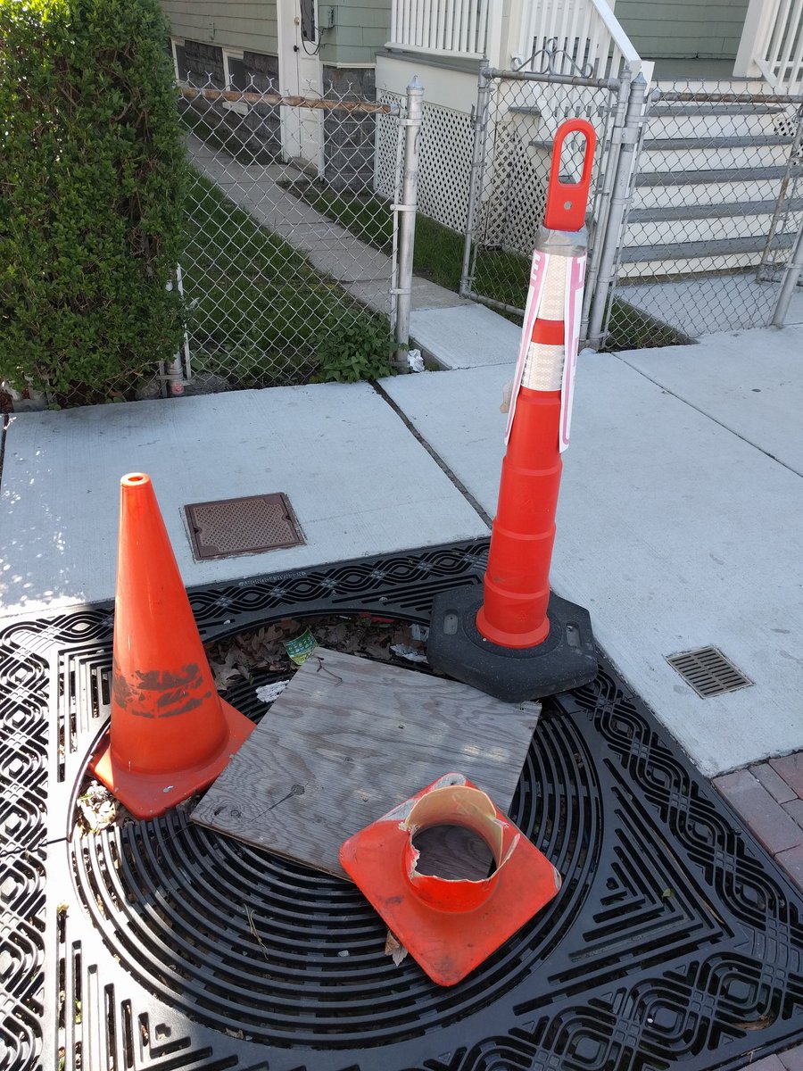 beaconSt02143's tweet photo. I see a circle in a square on top of a square on top of a circle in a square with decorative rectangles and triangles. @99piorg - what design purpose could this serve? #beaconst #Somerville, a cornucopia of shapes and angles. https://t.co/U1CQCTsiLe