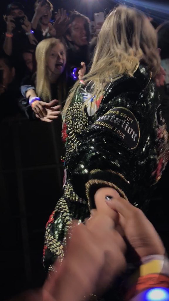 RT if you want to touch Taylor’s hand ❤️
