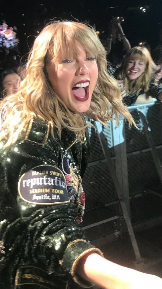 blessedswifty's tweet photo. RT if you want to touch Taylor’s hand ❤️ https://t.co/hdE7Yr4ZTc