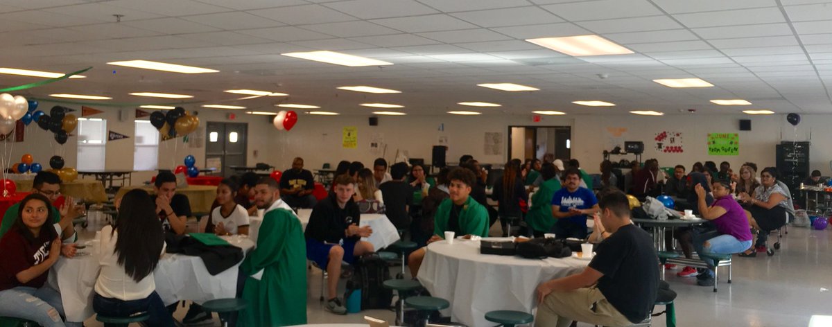 trinamwright's tweet photo. Congratulations @AustinMustangs 🎈🎉🎓for a successful Senior Decision Day🙌🏽🙌🏽 @HISD2College #Go Mustangs https://t.co/gzhQ0tj9fa