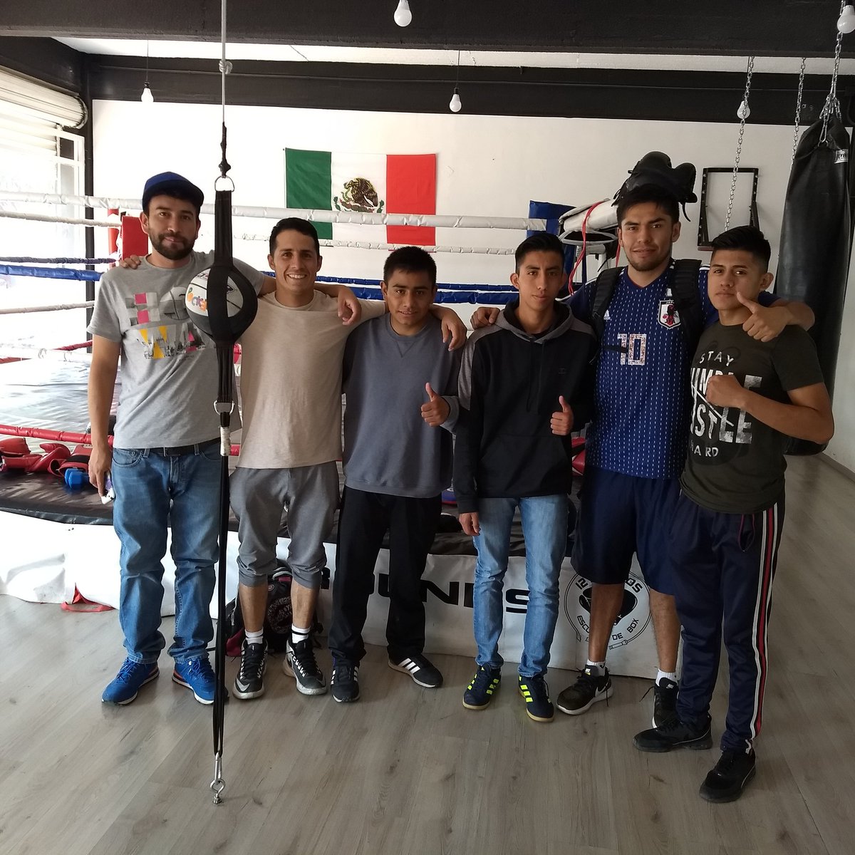 12RoundsEB's tweet photo. Con toda la actitud el equipo de 12 Rounds. #somoscampeones #coacalco 🥊 https://t.co/Bd9dU9wDx4