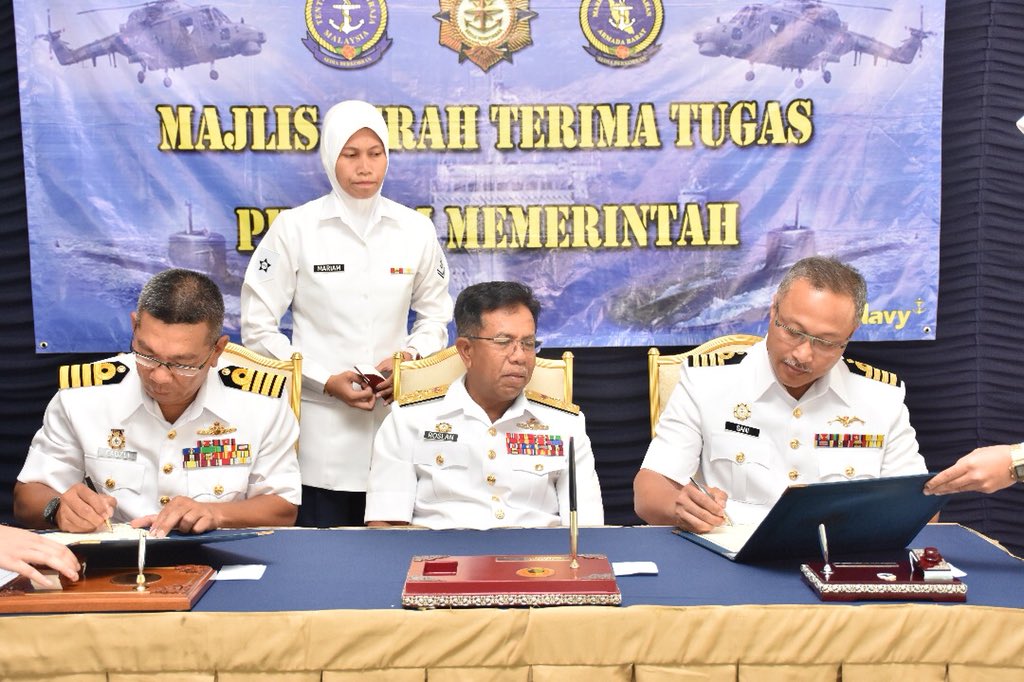 MPA_Barat's tweet image. Panglima Armada Barat, Laksdya DS @roslan1531 sempurnakan majlis serah terima tugas Pegawai Kanan Armada &amp;amp; Pegawai Memerintah @KdLekiuFrigate.

Tahniah Kept Abdullah Sani dan Kdr Suhaimi Jumahat atas pelantikan baru. 

#NavyNews 
#NavyTradition
