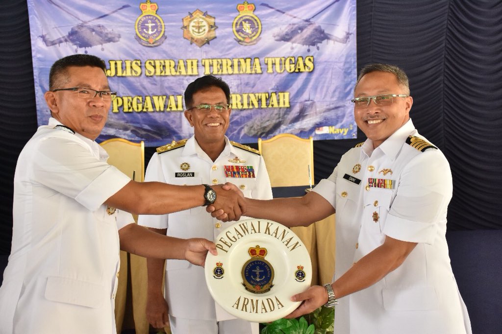 MPA_Barat's tweet image. Panglima Armada Barat, Laksdya DS @roslan1531 sempurnakan majlis serah terima tugas Pegawai Kanan Armada &amp;amp; Pegawai Memerintah @KdLekiuFrigate.

Tahniah Kept Abdullah Sani dan Kdr Suhaimi Jumahat atas pelantikan baru. 

#NavyNews 
#NavyTradition