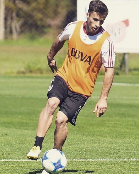 ale_enzo5's tweet photo. #MercadoDePases
Al lateral izquierdo de buen nivel, @cheloosaracchi le podria llegar una oferta de Alemania de 10 millones euros.
Crees que #River debe vender al #uruguayo
@CARPoficial
#VamosMillos #VamosRiver #DaleRiver #CARP #CorazonRP https://t.co/F6Fihjdh1d