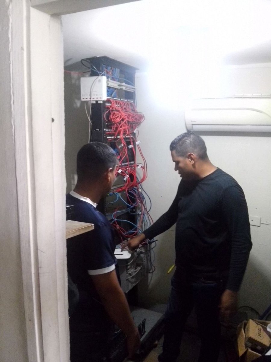 policiadepanama's tweet photo. Comprometidos con tu bienestar, miembros de la Dirección Nacional de Telemática #DINTE, se trasladaron hasta Santa Marta, Guabalá y otros puntos del país, para dar mantenimiento a las herramientas tecnológicas y así seguir brindando un servicio de calidad. #LlamaAl104 https://t.co/vXrkrCIbpe