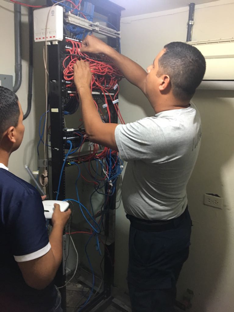 policiadepanama's tweet photo. Comprometidos con tu bienestar, miembros de la Dirección Nacional de Telemática #DINTE, se trasladaron hasta Santa Marta, Guabalá y otros puntos del país, para dar mantenimiento a las herramientas tecnológicas y así seguir brindando un servicio de calidad. #LlamaAl104 https://t.co/vXrkrCIbpe
