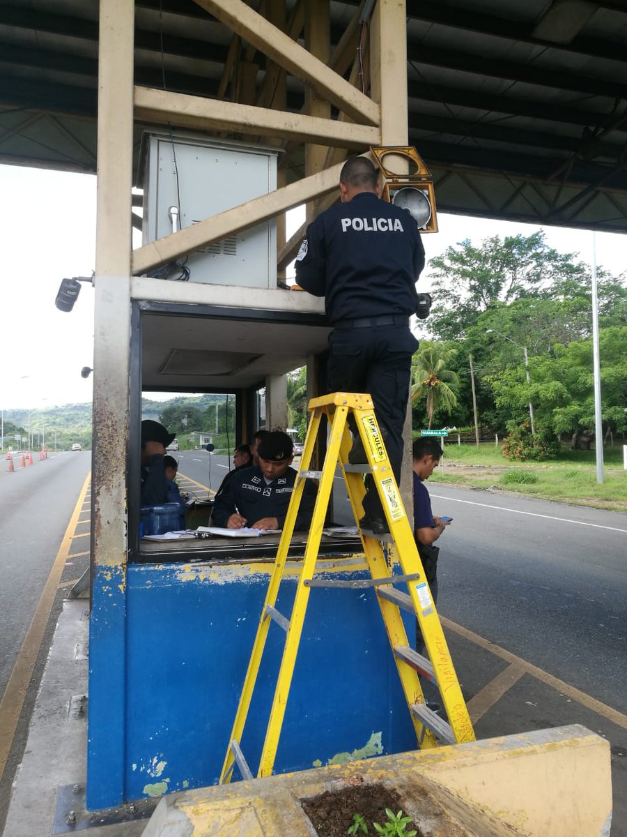 policiadepanama's tweet photo. Comprometidos con tu bienestar, miembros de la Dirección Nacional de Telemática #DINTE, se trasladaron hasta Santa Marta, Guabalá y otros puntos del país, para dar mantenimiento a las herramientas tecnológicas y así seguir brindando un servicio de calidad. #LlamaAl104 https://t.co/vXrkrCIbpe