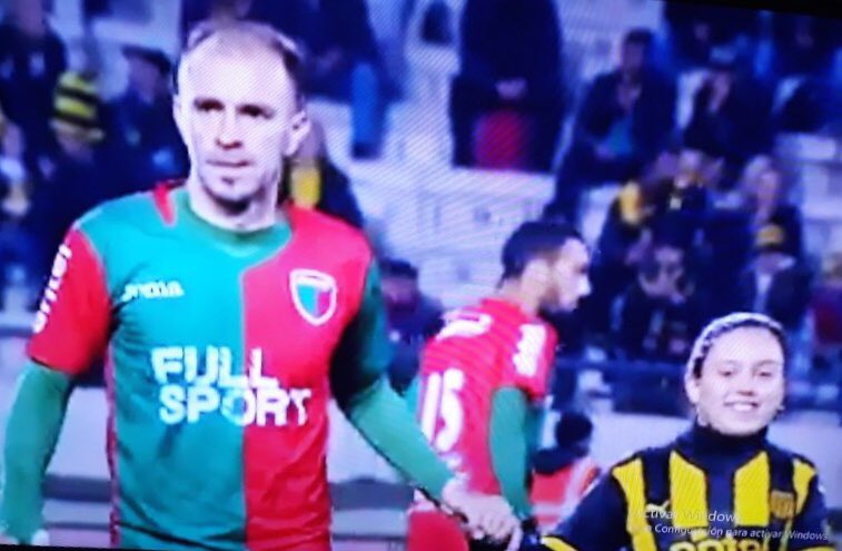 sofi_sangui's tweet photo. Ella es Morena, nombre que su padre eligió en honor a nuestro gran goleador. Hoy entró a la cancha con el Hormiga Valdez, quien porta la camiseta de un rival. Por suerte, o grandeza diría yo, eso no le impidió cumplir su sueño: entrar al CDS de la mano de su ídolo. Felicitaciones https://t.co/6dwrPn7zO7