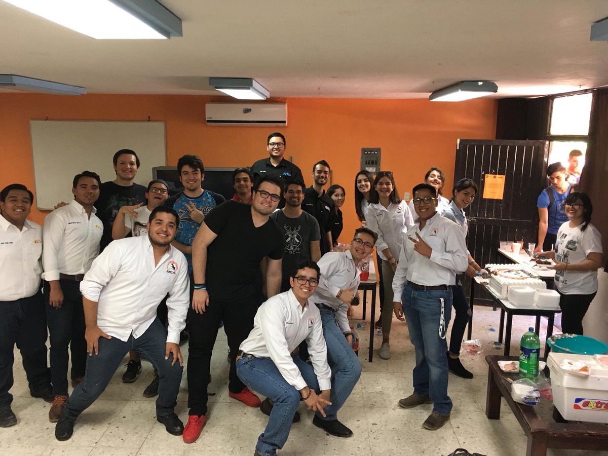 congresovortex_'s tweet photo. 👷🏻♀️¡Les deseamos un feliz día a todos nuestros colegas estudiantes! 👷🏻♂️
#CongresoVortex siendo parte de la pastelada en conjunto con CEITH y comités de carrera.
#GeneracionITHParaElMundo #OrgulloVenado https://t.co/bKgIz3KW1S