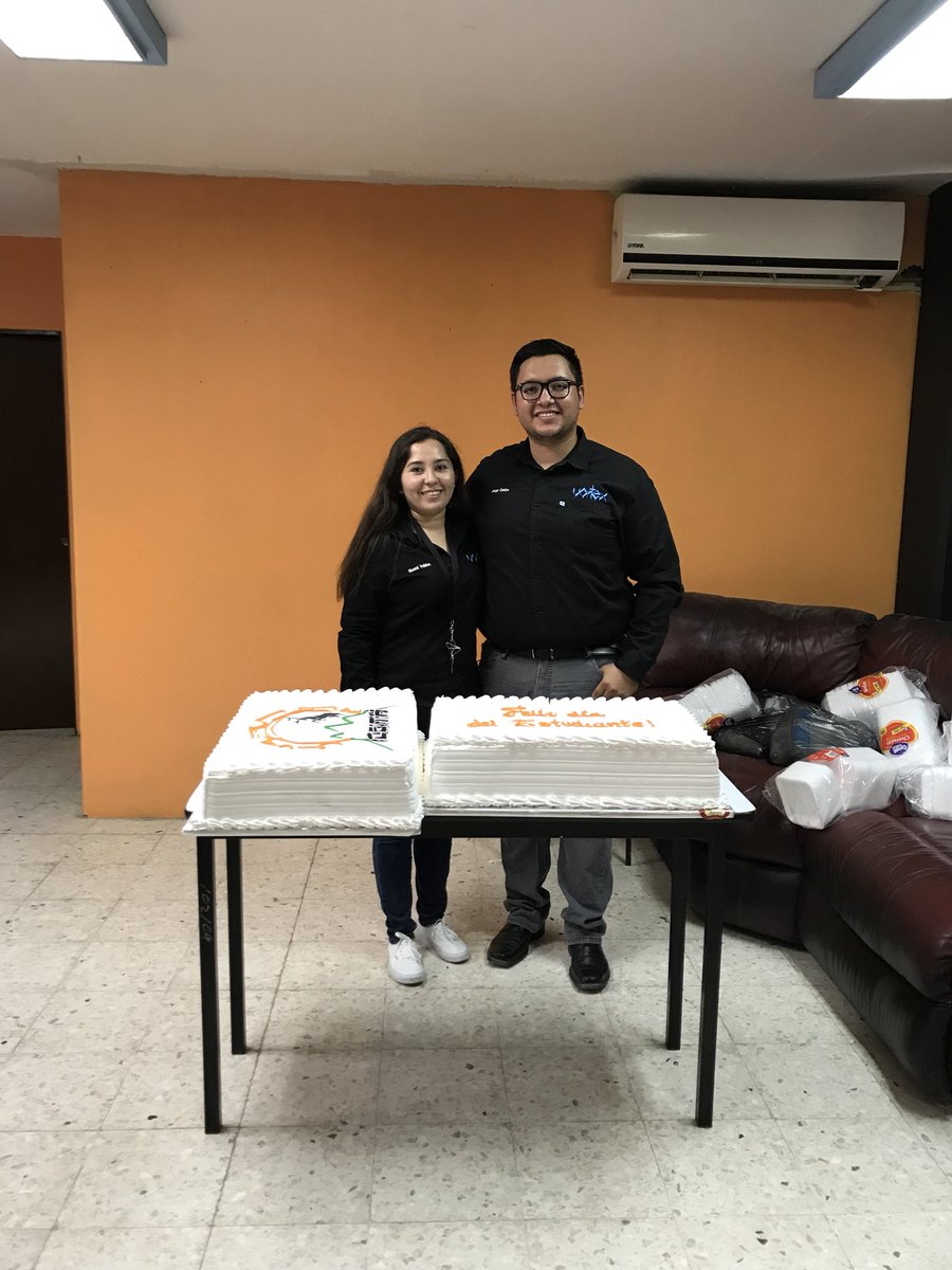 congresovortex_'s tweet photo. 👷🏻♀️¡Les deseamos un feliz día a todos nuestros colegas estudiantes! 👷🏻♂️
#CongresoVortex siendo parte de la pastelada en conjunto con CEITH y comités de carrera.
#GeneracionITHParaElMundo #OrgulloVenado https://t.co/bKgIz3KW1S