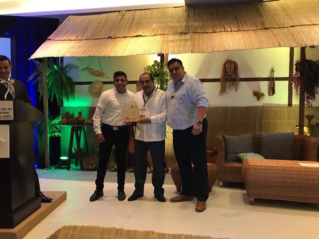 MPI_Mexico's tweet photo. Reconocimiento a Juan Linares en representación de #InSideMxTv Gracias por su valioso apoyo en la transmisión del XII #CongresoMPI  #YoSoyMPI #ViveIntensamenteTuIndustria #Mayo2018 https://t.co/CIi031a1R8