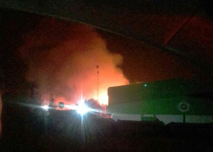 pera334's tweet photo. #PuertoMontt 🚨

#IncendioIndustrial #Ruta5Sur, altura condominio Los Avellanos de #Trapen.                          

Bomberos 4°, 5°, 6° y 8° Compañías con sus unidades QR-4, B-5, Z-6 y BX-8 trabajan en el lugar.
🚒💨

En tránsito 2°, 4° Cías. Con B-2 HX-2 R-4
[En Desarrollo] https://t.co/bxMuNb2pB4