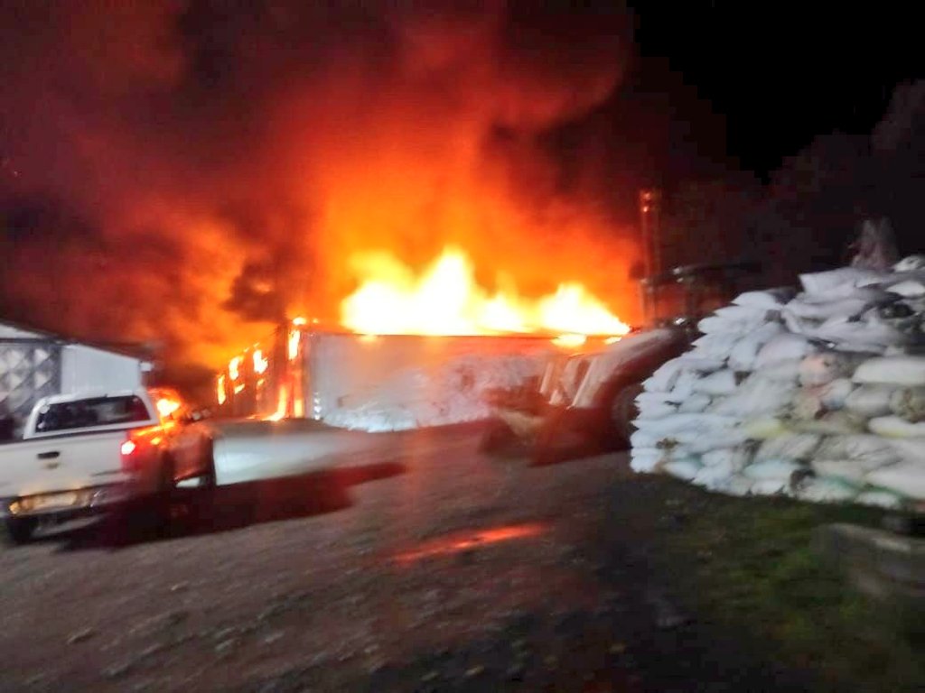 pera334's tweet photo. #PuertoMontt 🚨

#IncendioIndustrial #Ruta5Sur, altura condominio Los Avellanos de #Trapen.                          

Bomberos 4°, 5°, 6° y 8° Compañías con sus unidades QR-4, B-5, Z-6 y BX-8 trabajan en el lugar.
🚒💨

En tránsito 2°, 4° Cías. Con B-2 HX-2 R-4
[En Desarrollo] https://t.co/bxMuNb2pB4