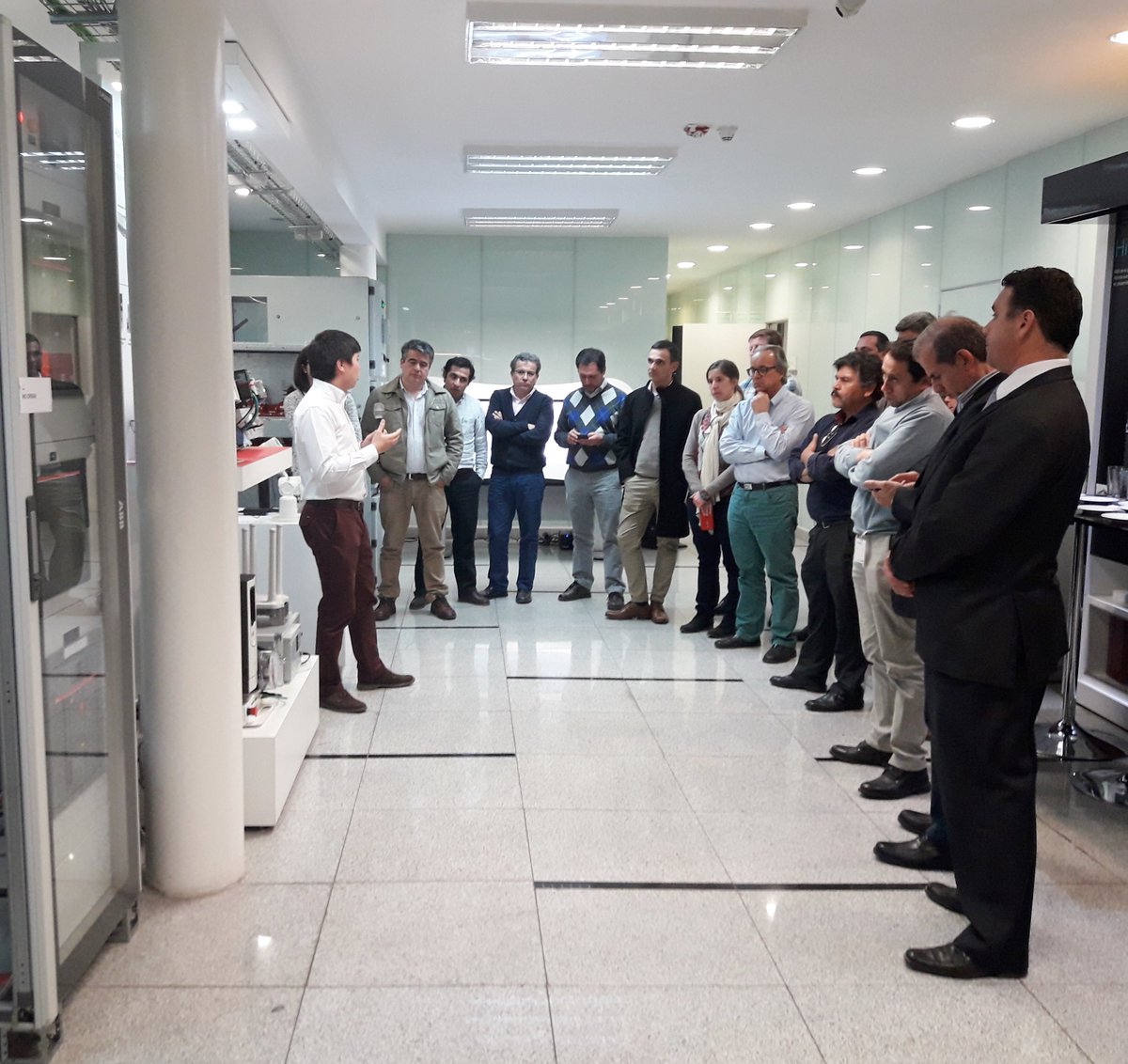 ABBUniversityCL's tweet photo. Presentando las ultimas tecnologías y soluciones ABB aplicados a la industria alimentos &amp; bebidas para nuestro cliente @Soprole en @ABBUniversityCL https://t.co/FqJpccn9ly