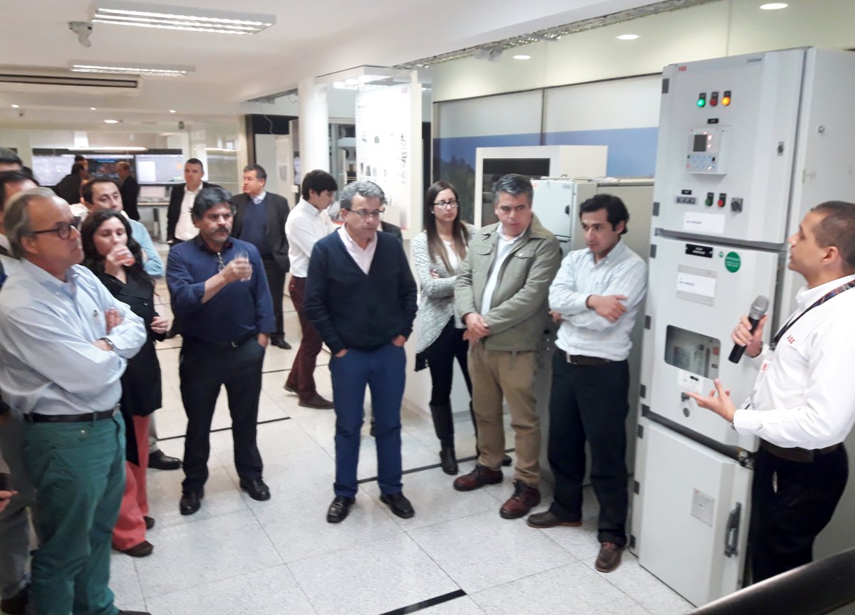 ABBUniversityCL's tweet photo. Presentando las ultimas tecnologías y soluciones ABB aplicados a la industria alimentos &amp; bebidas para nuestro cliente @Soprole en @ABBUniversityCL https://t.co/FqJpccn9ly