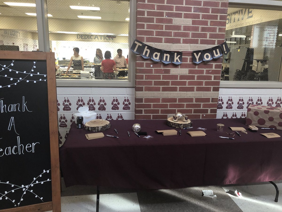 RobinDCurry1's tweet photo. Our PTSA did an amazing job on the decor for tonight’s 8th grade celebration! #packPRIDE @WVMSnation #dinnerandcomedy #parentswaitingtables https://t.co/qUwj65DNfH
