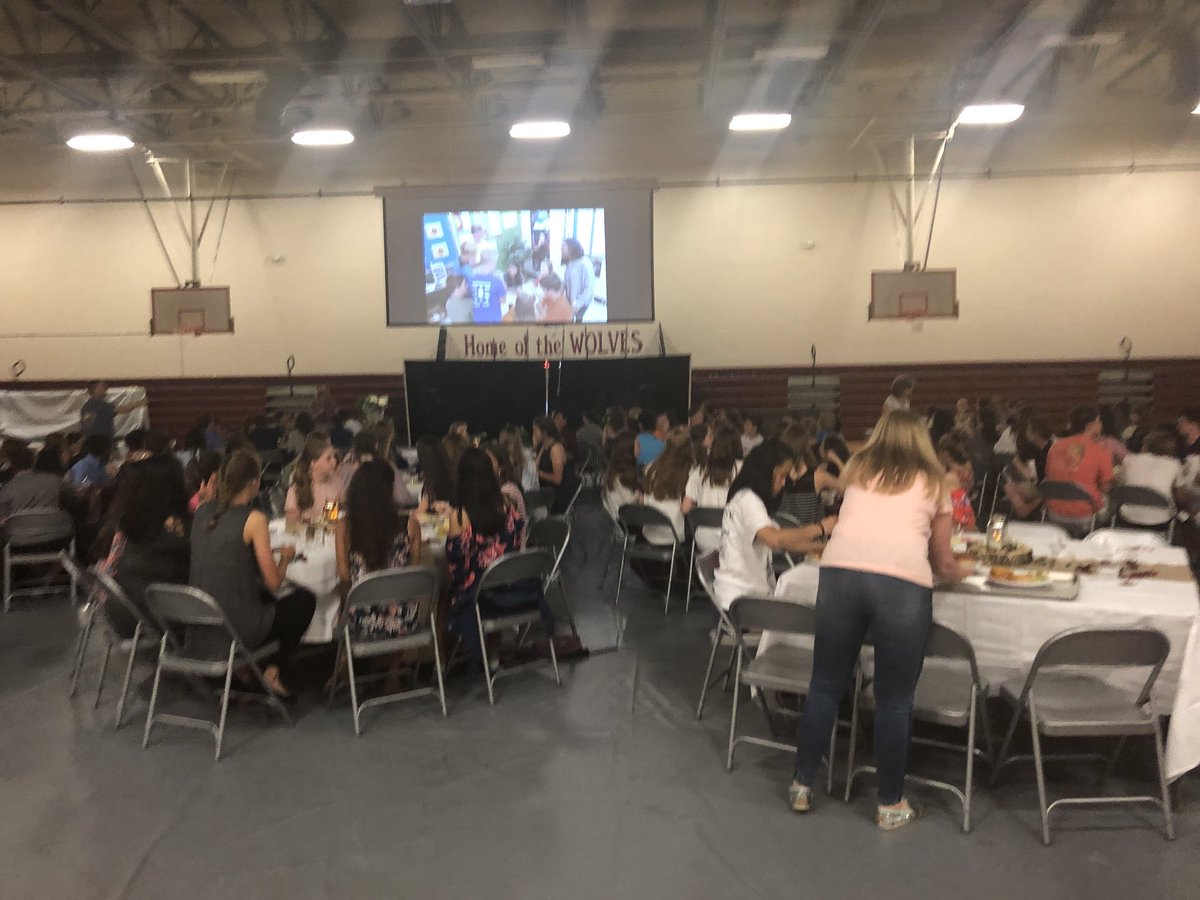 RobinDCurry1's tweet photo. Our PTSA did an amazing job on the decor for tonight’s 8th grade celebration! #packPRIDE @WVMSnation #dinnerandcomedy #parentswaitingtables https://t.co/qUwj65DNfH