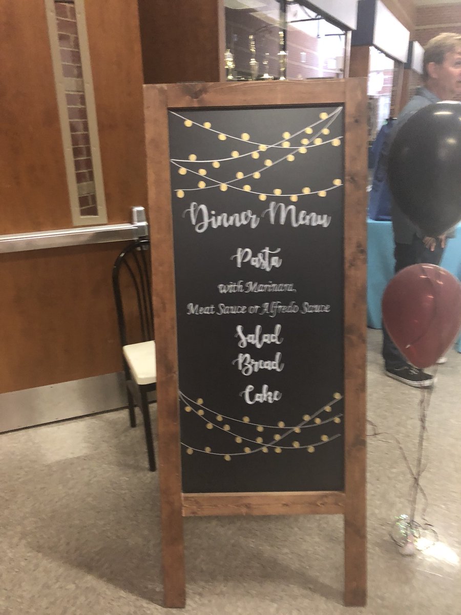 RobinDCurry1's tweet photo. Our PTSA did an amazing job on the decor for tonight’s 8th grade celebration! #packPRIDE @WVMSnation #dinnerandcomedy #parentswaitingtables https://t.co/qUwj65DNfH