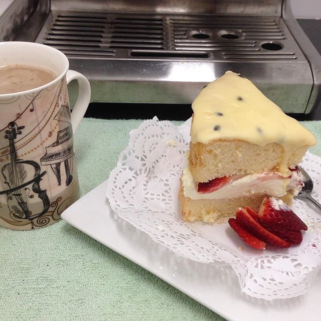 JaneLewis_'s tweet photo. What a gorgeous start to the day @coastal_mobility when my beautiful friend @rosslyn47 arrives with homemade #spongecake . Thank you Joanie xox❤️ #homebaked #freshcream #passionfruiticing #strawberries https://t.co/b0OyaeC7GP https://t.co/bMMMMKon6a