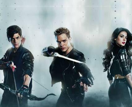 SareeSLN's tweet photo. #shadowhunter เป็นซีรีส์ที่ทำต่อจากหนังเรื่อง The Mortal Instruments: City of Bones หรือ นักรบครึ่งเทวดา เนื้อหาคล้ายๆหนังแต่สนุกมากและเจาะลึกกว่ามีทุกอย่างทั้งนักเวทแวมไพร์มนุษย์หมาป่า ฯลฯ ประเด็นหลักนักแสดงแต่ละepมีผัวเพิ่มขึ้นแทบจะตลอด #รีวิวNetflix #NetflixReviewTH https://t.co/miT7pgKUCr