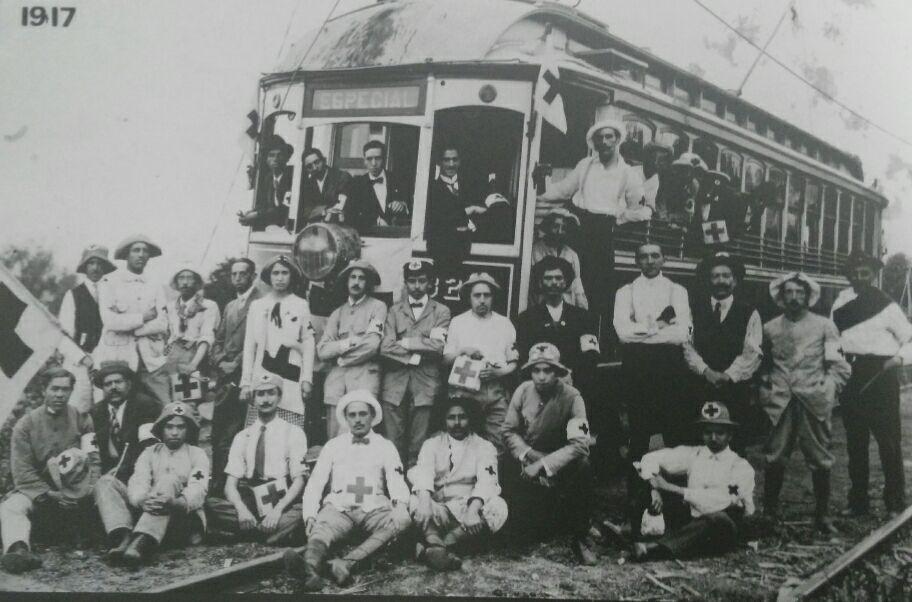 CruzRoja_MX's tweet photo. #HistoriasEnFotografía 📸👁
#SabíasQue los tranvías eran utilizados por #Voluntarios en época de la Revolución para transportar heridos en 1917. https://t.co/znSGsojkFx