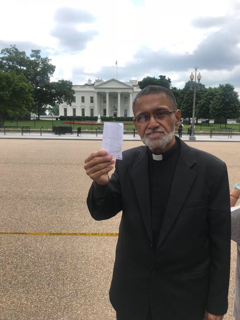 PadreJosePalmar's tweet photo. Me encuentro en Washington DC para entregarle al senador @marcorubio y al secretario de Estado @SecPompeo la talla de la braga naranja del narco Diosdado Cabello. De igual manera si lo nombran vicepresidente ejecutivo del narcorégimen irá directo al Centro Correccional de NY. https://t.co/KW3ZJFpLSH