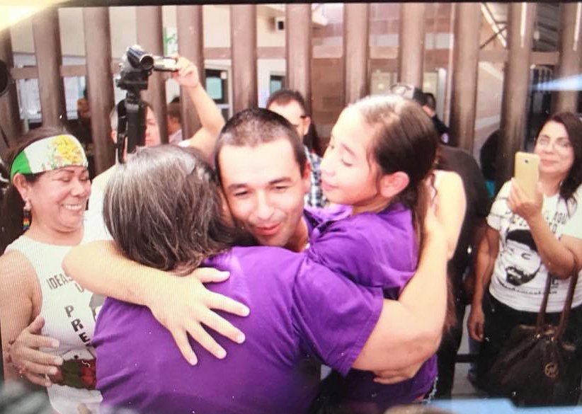 lajornadaonline's tweet photo. Liberan a activista defensor del agua en #Mexicali / Unos 30 activistas acusaron, afuera del recinto judicial, que León Fierro es un preso político al oponerse a los “negocios del agua” del gobernador Francisco Vega y exigieron su inmediata excarcelación.
https://t.co/GXsunEazCB https://t.co/q4jq6goiWH