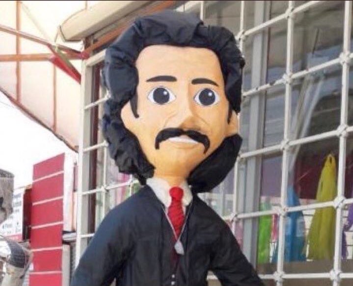 sofffiaaa's tweet photo. La única piñata a la que todo México le  va a encantar pegarle: el papá de Luis Miguel. #teamomexico https://t.co/J81nlMpwZO