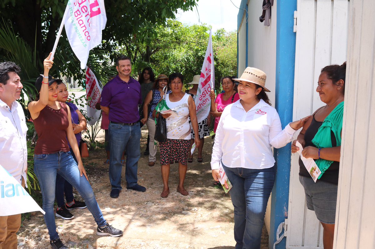 PVEMOPB's tweet photo. Familias de la Col. Italia respaldan totalmente las propuestas en tema de seguridad de nuestra candidata @MaryHadad.

#Presidenta2018 #MaryHadad2018 https://t.co/XrKil6dZAw
