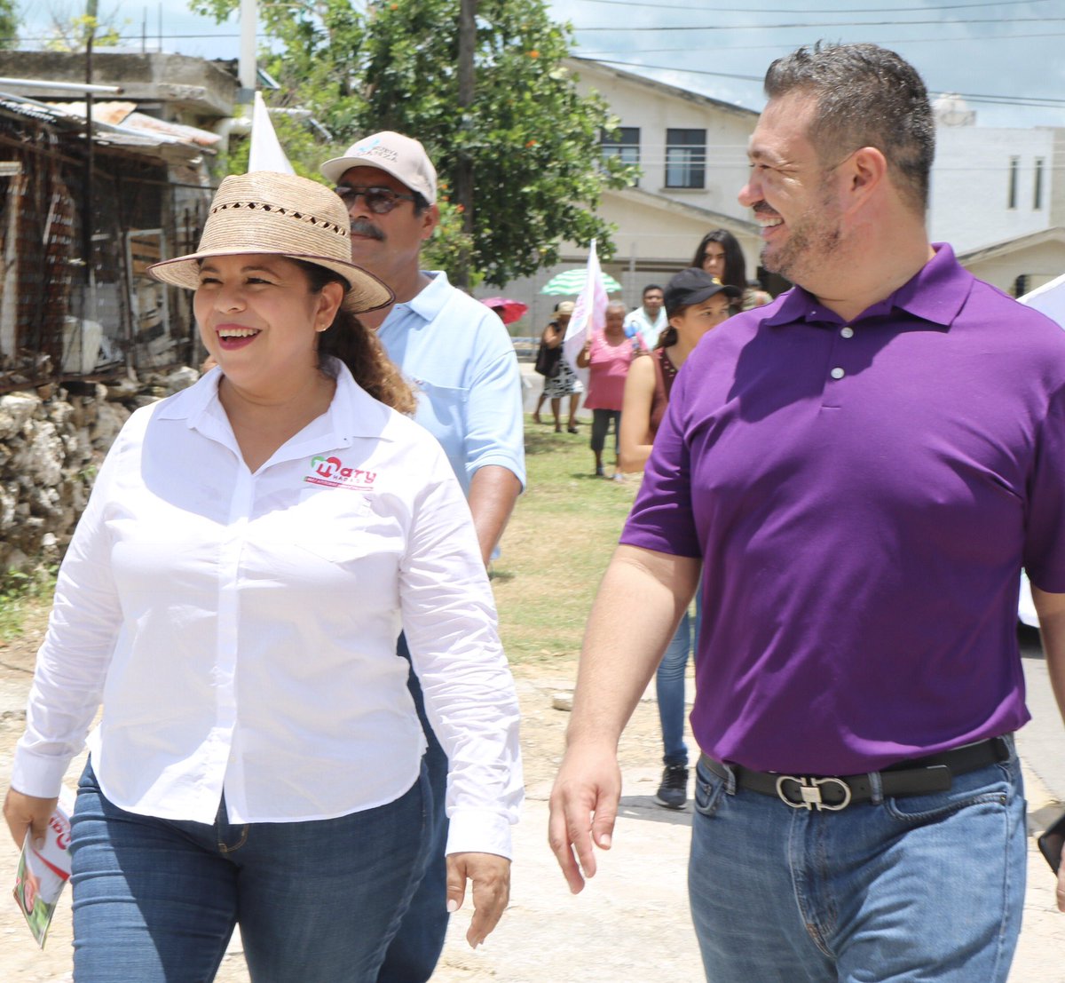 PVEMOPB's tweet photo. Familias de la Col. Italia respaldan totalmente las propuestas en tema de seguridad de nuestra candidata @MaryHadad.

#Presidenta2018 #MaryHadad2018 https://t.co/XrKil6dZAw