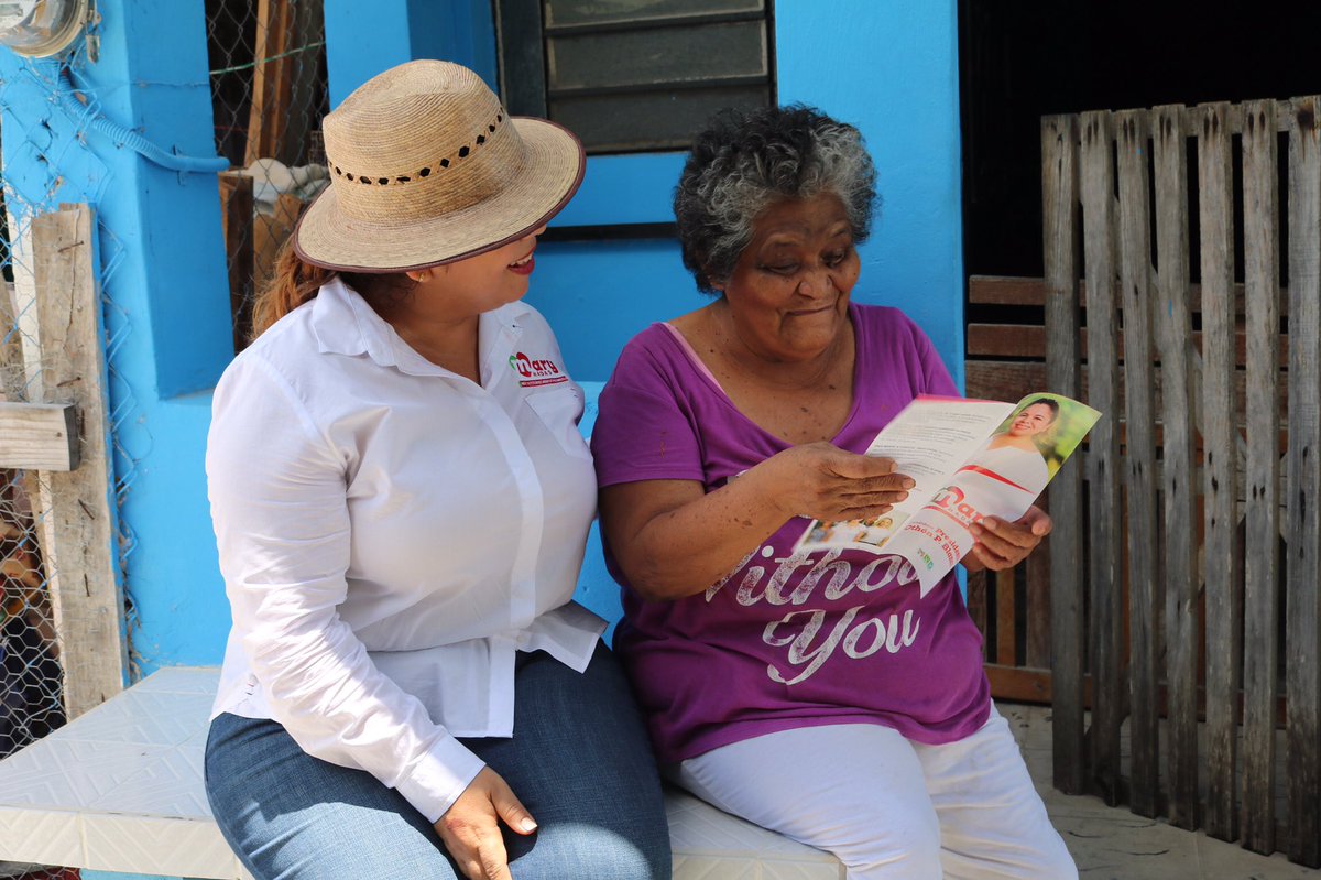 PVEMOPB's tweet photo. Familias de la Col. Italia respaldan totalmente las propuestas en tema de seguridad de nuestra candidata @MaryHadad.

#Presidenta2018 #MaryHadad2018 https://t.co/XrKil6dZAw