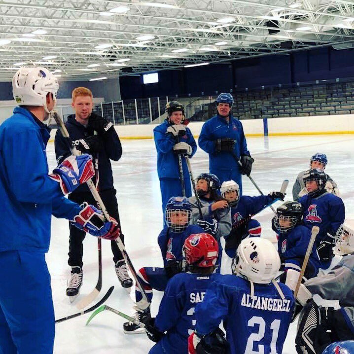 GoBluehawks's tweet image. Thanks JT Compher for skating with our Mites &amp;amp; Squirts tonight!
#OnceABluehawk
#AlwaysABluehawk

@Jcomph7 @Avalanche @NHLBlackhawks @NHL