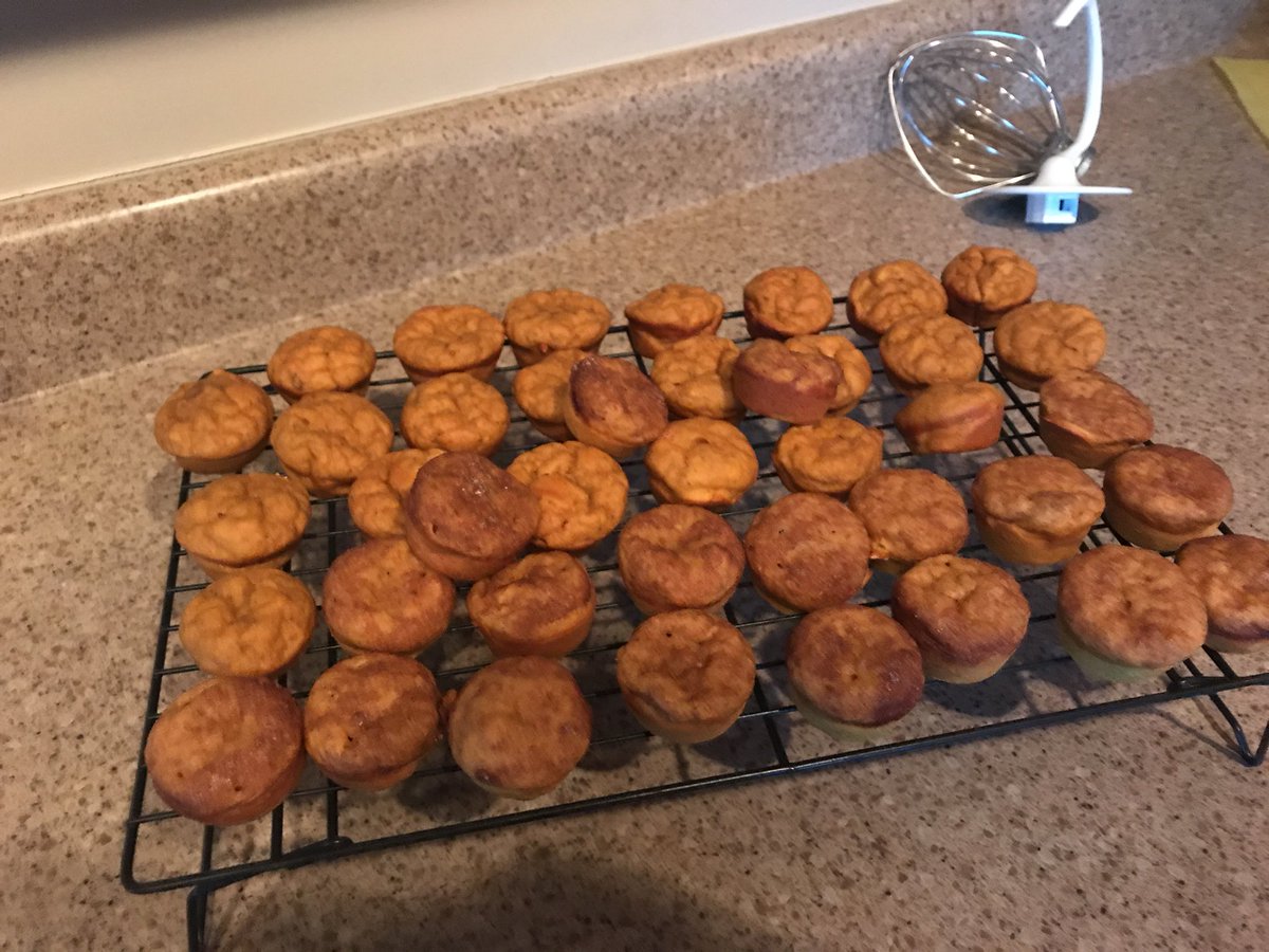 Shannon_Hilaire's tweet photo. 1 point @WeightWatchers pumpkin muffins...

Get
In
My
Belly 

#AlwaysFall 🎃 https://t.co/FGIQKlxcLG