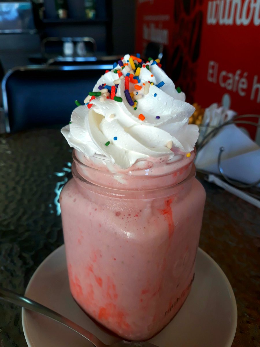 MaraMoschini's tweet photo. Batido de fresa para pasar el calor! 😰😰 https://t.co/B2mokWd8Qj