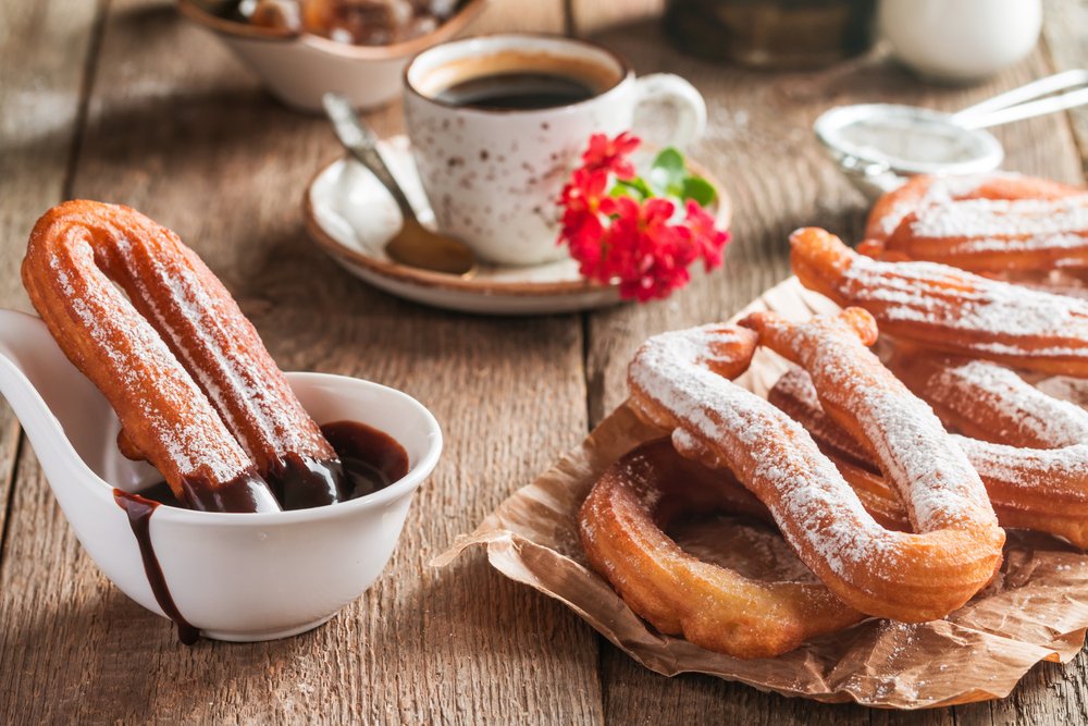 Churros ken je waarschijnlijk van op de kermis. Wist je dat ze oorspronkelijk uit Spanje komen? Ze eten ze daar als ontbijt met chocoladesaus en een koffie. Zeker het proberen waard! 😋 ow.ly/Nvvs30k4ZrL