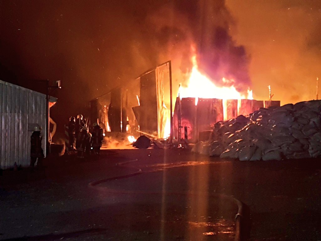 pera334's tweet photo. #PuertoMontt
Bomberos continúa trabajando en #IncendioIndustrial, bodega de acopio de Pon-Pon con peligro de propagación a planta Frigorífica en sector Avellanos de #Trapen, avanza al lugar apoyo 3° Cía. BF-3 CBPM y también aljibes desde #PuertoVaras #Calbuco #Llanquihue https://t.co/3eJkVyoja2