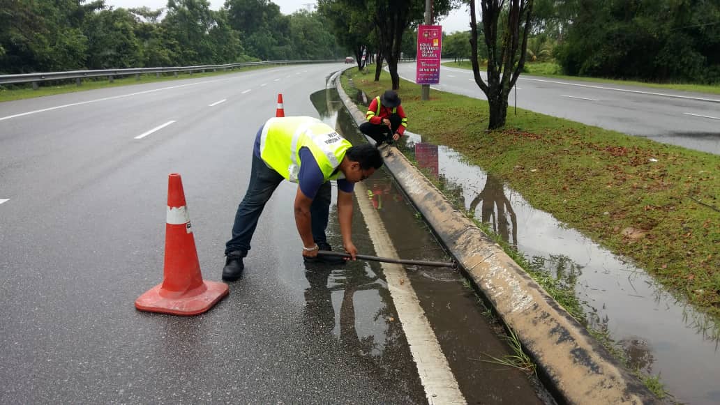 SSSSB_Melaka's tweet photo. FT019 Lebuh AMJ
Sek. 53.50
#AlorGajah @JKRAlorGajah

Operasi #ZeroPonding dilaksanakan

Oleh #EmergencyTeamSelia 

#ZeroPonding sasaran kami

#Ramadhan 7
23.5.2018

#SeliaGroup #ZonSelatan #MelakaBerwibawa https://t.co/iotl6IYpcX