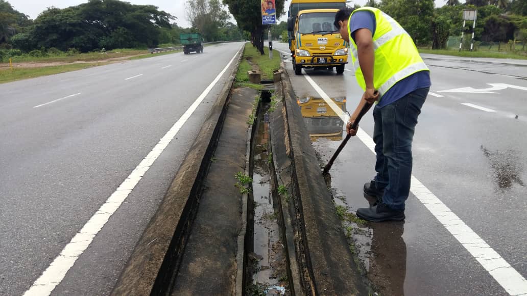 SSSSB_Melaka's tweet photo. FT019 Lebuh AMJ
Sek. 53.50
#AlorGajah @JKRAlorGajah

Operasi #ZeroPonding dilaksanakan

Oleh #EmergencyTeamSelia 

#ZeroPonding sasaran kami

#Ramadhan 7
23.5.2018

#SeliaGroup #ZonSelatan #MelakaBerwibawa https://t.co/iotl6IYpcX