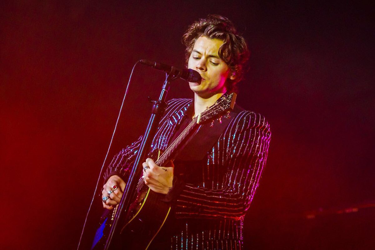 1DAO_Muro's tweet photo. ES HERMOSO #HarryStylesLiveOnTourBuenosAires https://t.co/ycod4QhPhs