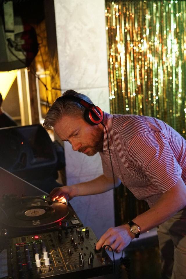 MartinFreemcn's tweet photo. Martin dj’ing in this pink shirt is a big mood. #MartinFreeman https://t.co/spgBVdEX53
