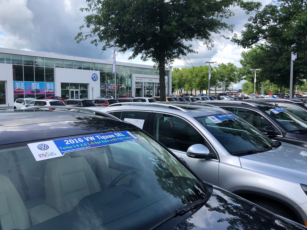lotmonkey's tweet photo. #promo Windshield Toppers and Storefront Visuals Create Impact and Provide a Better Shopping Experience for Customers Throughout Their Journey at the Dealership. #bettagettajetta #firstresponders #lotmonkeyapp #DIY #carstickers #dealermerch https://t.co/vfxXXYBShX