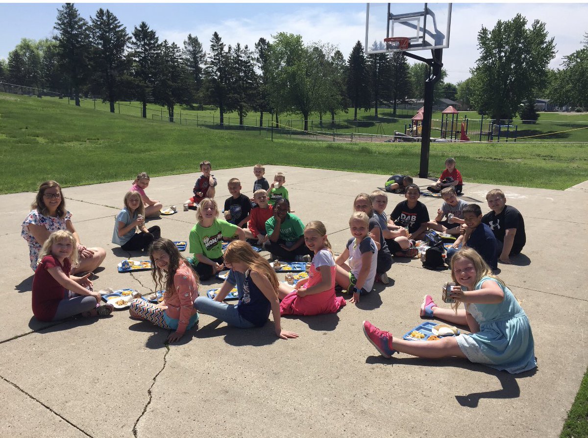 sam_bartlett12's tweet photo. Outside lunch for these kiddos! https://t.co/yOYNImSrEL
