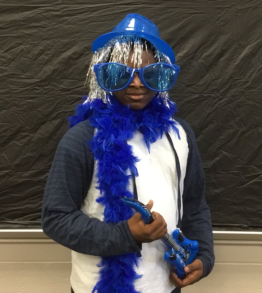 emiliarachel89's tweet photo. Photo booth day always brings lots of smiles! A few from 1st hour choir men @WRidgeMS #EngagingSs https://t.co/xE4ge4Fvje