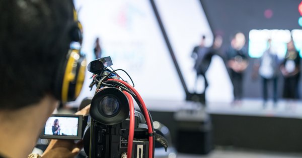 spotlightfilms's tweet photo. Does your #business sell products or services to other #businesses?Here are some useful #B2B #viideomarketing tips to help you attract more of your ideal #customers.  https://t.co/bL8lyi3CLd #videomarketing #videoproduction #videos #video #onlinevideo #youtubemarketing #content https://t.co/0vBRpF5dvH