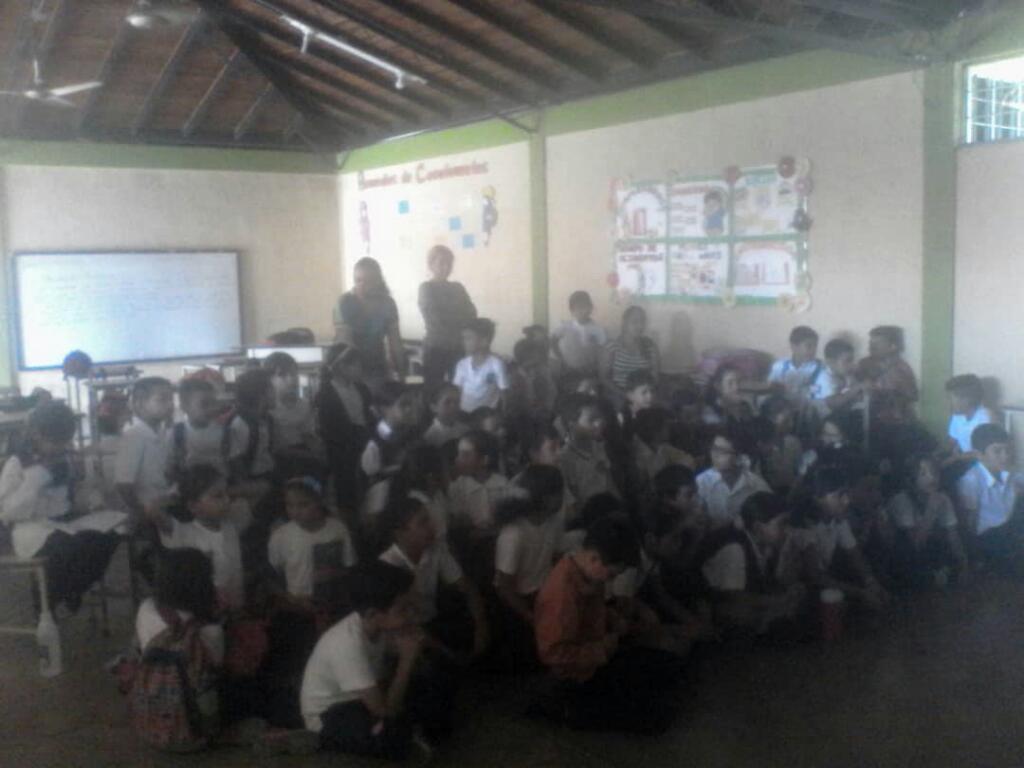 spaciobar08's tweet photo. Cine Foro con los niños y niñas de la escuela Básica Maria la Ribas Salas #PuebloUnidoConMaduro  en compañía de facilitadores y Maestros brindando un conocimiento y entretenimiento a cada joven @InBarinas @mariana4x4  @hugbelpsuv https://t.co/IGxsdHnsCA