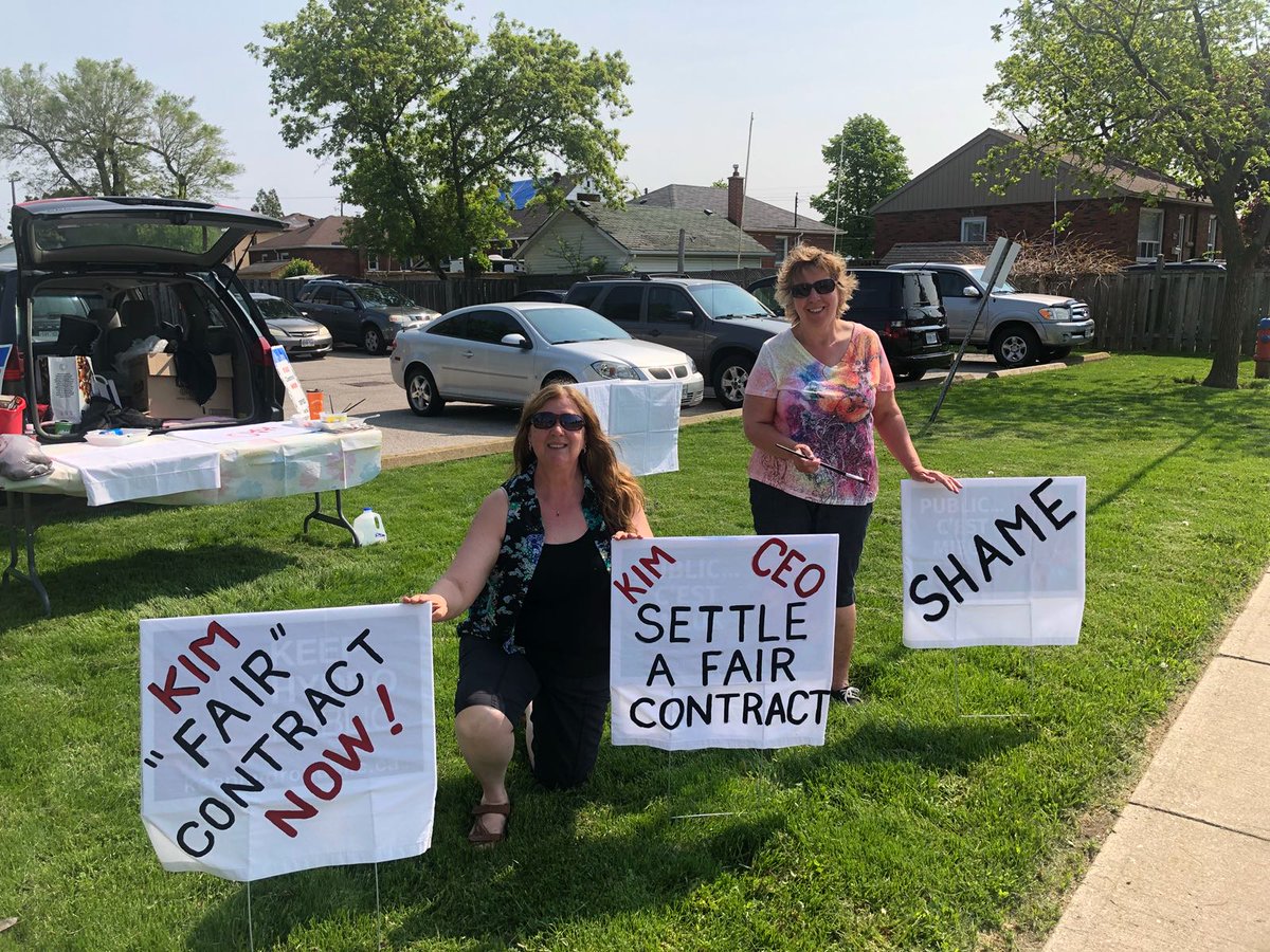 OpseuLocal216's tweet photo. @OPSEU Entering our 4th week of the #arrelllockout and we're still strong! #banyancommunityservices @kimciavarella where are you? Negotiate a fair deal! #noconcessions #solidarity https://t.co/UI9oSV6rCv